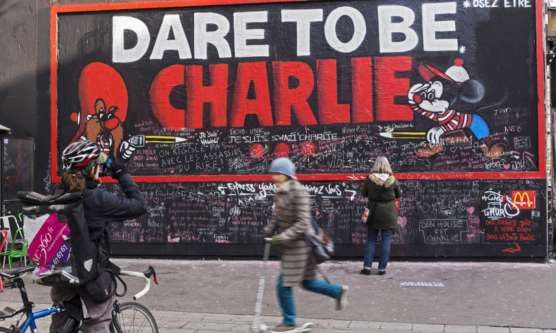 rushdie charlie hebdo condanna fatwa e ironizza sul movente