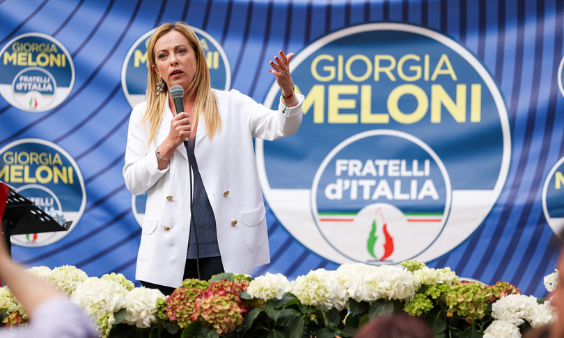 elezioni meloni presenta simbolo fdi con fiuamma andiamo fieri