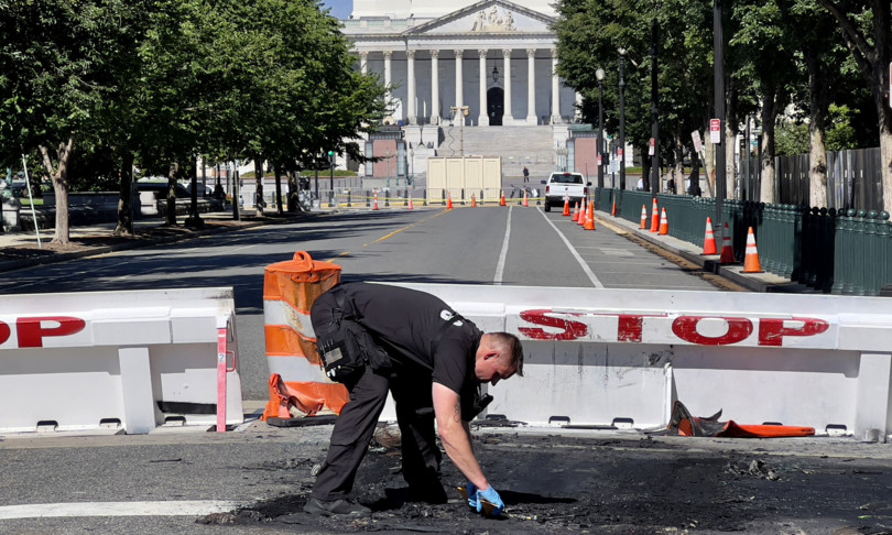 usa auto in fiamme su cancello capitoll hill