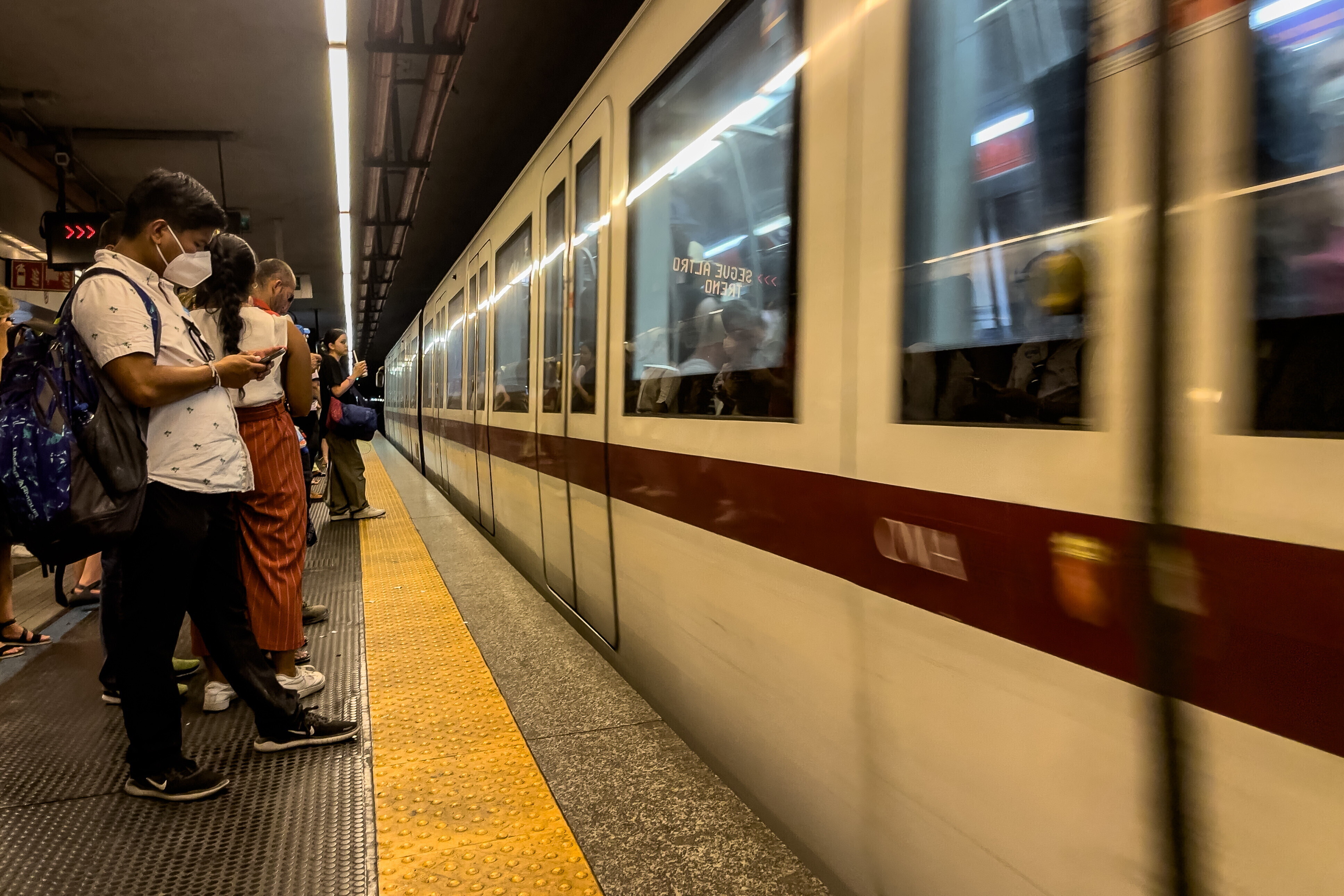 Muore travolto da un treno della metro B a Roma alla Stazione Garbatella