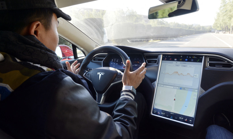 software guida autonoma Tesla costera di piu