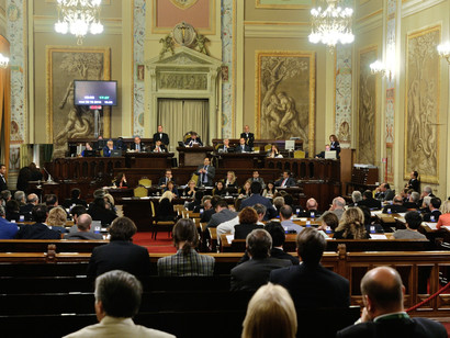 Il Pd alle prese con il "tradimento" del M5s in Sicilia