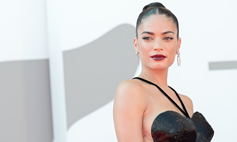 Venezia cinema Elodie attrice in abito nero sul red carpet