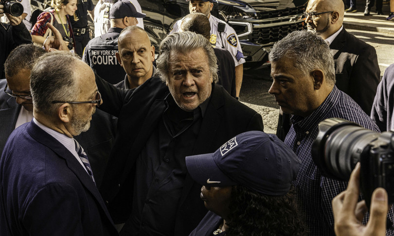 steve bannon si consegna accusato di frode