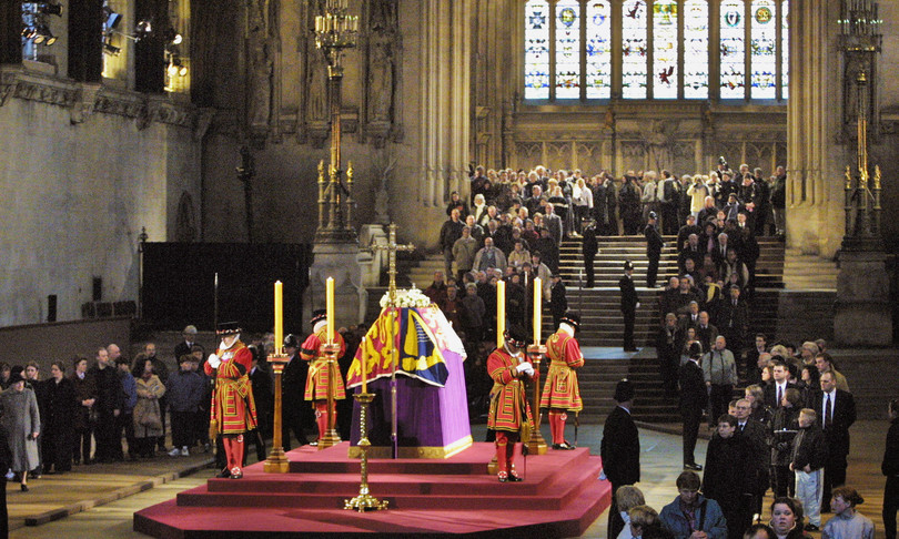 regina Elisabetta veglia westminster come sara funerale