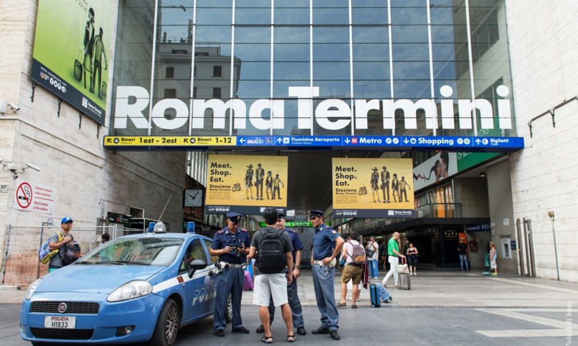 Roma accoltellato schiena stazione Termini