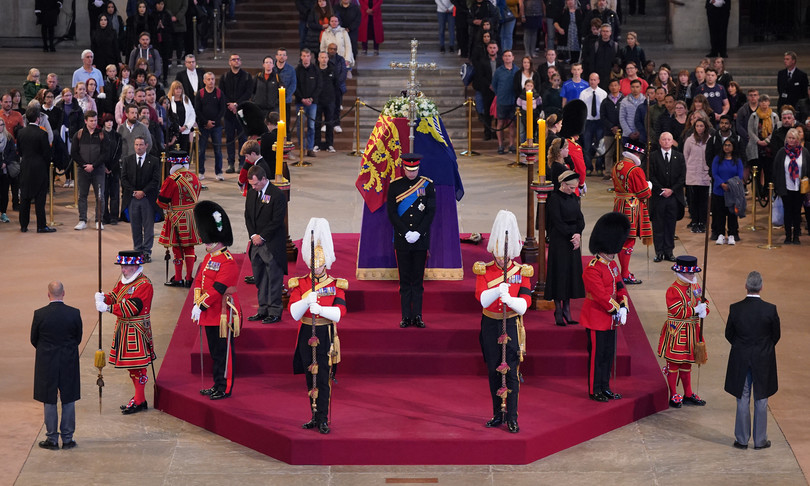 Elisabetta II veglia nipoti william harry