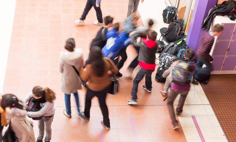 Ostia sedicenne picchiato fuori scuola