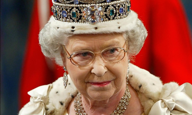 elisabetta buckingham palace pubblica foto ufficiale lapide