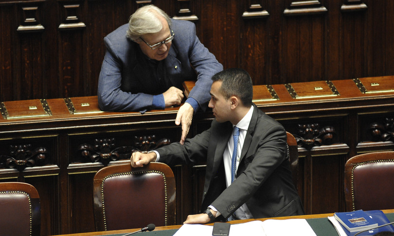 di maio sgarbi fuori parlamento