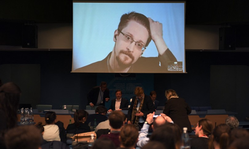 putin concede cittadinanza russa edward snowden