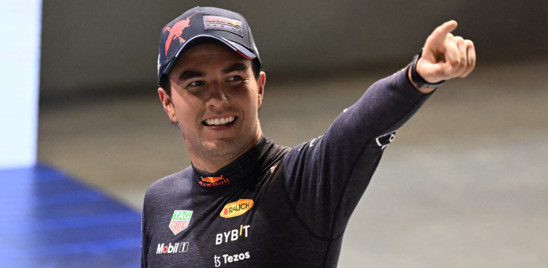 Perez vince a Singapore davanti a Leclerc, mini-penalità