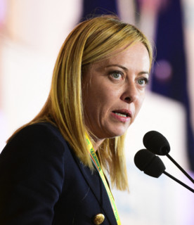 Una ‘nuova’ Giorgia Meloni ha parlato sul palco virtuale di Vox