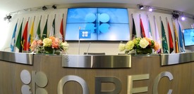 L'Opec+ valuta un taglio da 2 milioni di barili al giorno, il prezzo sale