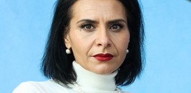 Eurodeputata di Renew si taglia una ciocca di capelli nell'aula del Parlamento