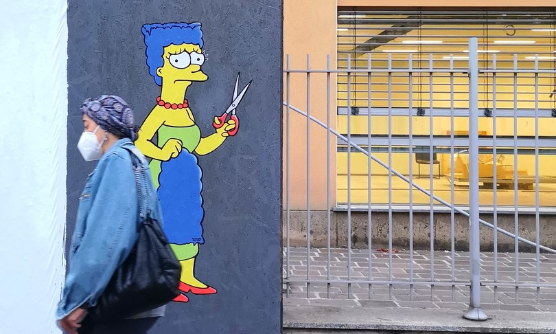 murales Marge Simpson iraniane consolato Milano