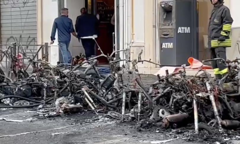 incendio termini veicoli fumo nero fiamme