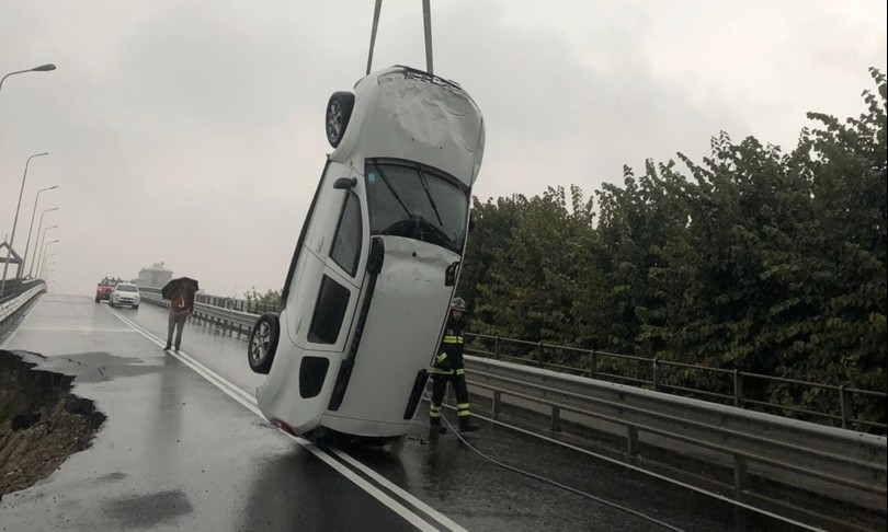 crolla parte cavalcavia e si apre voragine a novara
