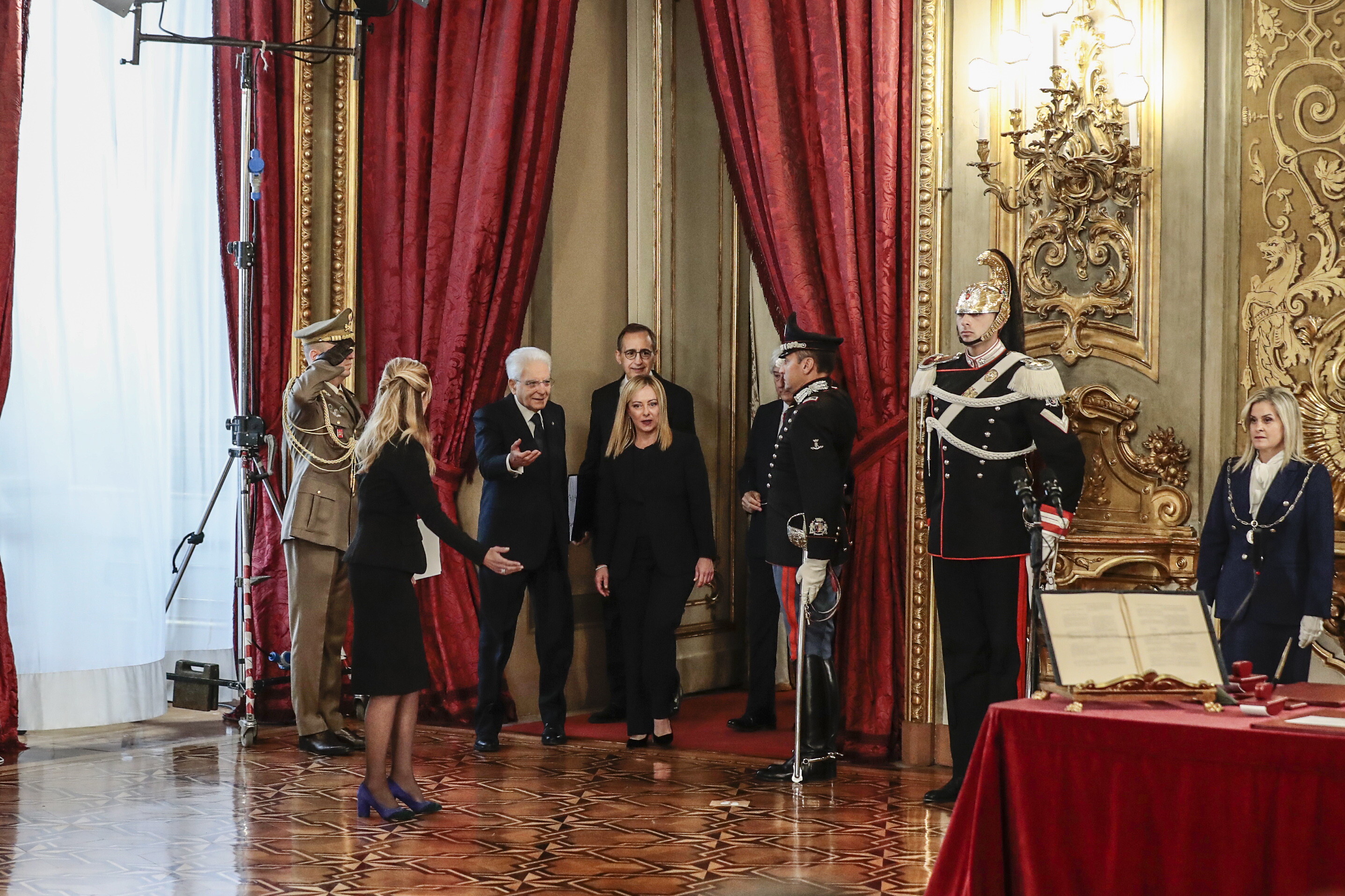 Meloni omaggia Armani: "Io con un suo vestito il giorno del giuramento al Quirinale"