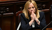La prima fiducia a Giorgia Meloni tra applausi, cori e romanesco