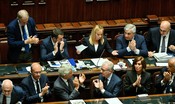 Meloni in Aula come Draghi, ‘taglia’ le parole inglesi 