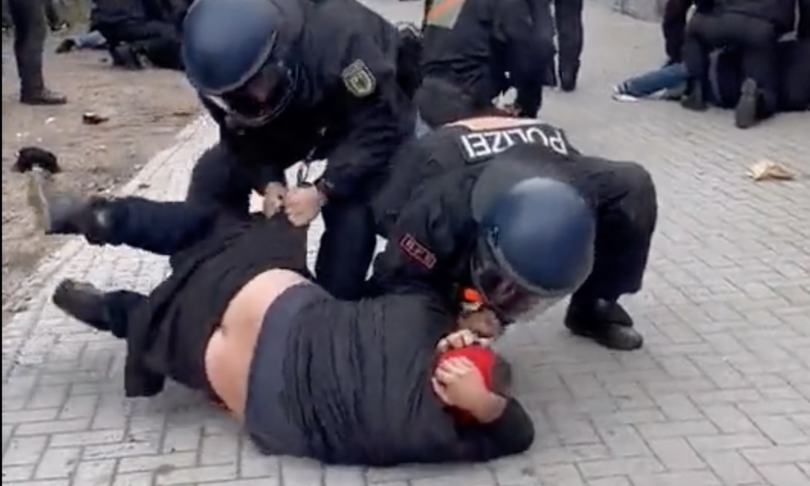 attivista veneto picchiato calci pugni polizia amburgo