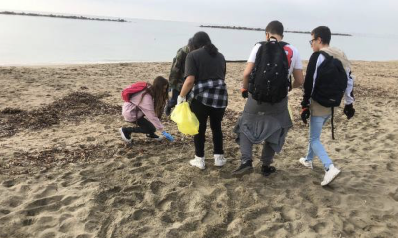 studenti scuola romana liberato spiaggia Santa Marinella rifiuti