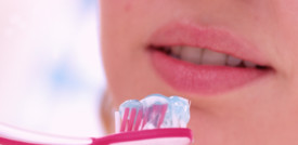 I denti vanno lavati prima o dopo colazione?