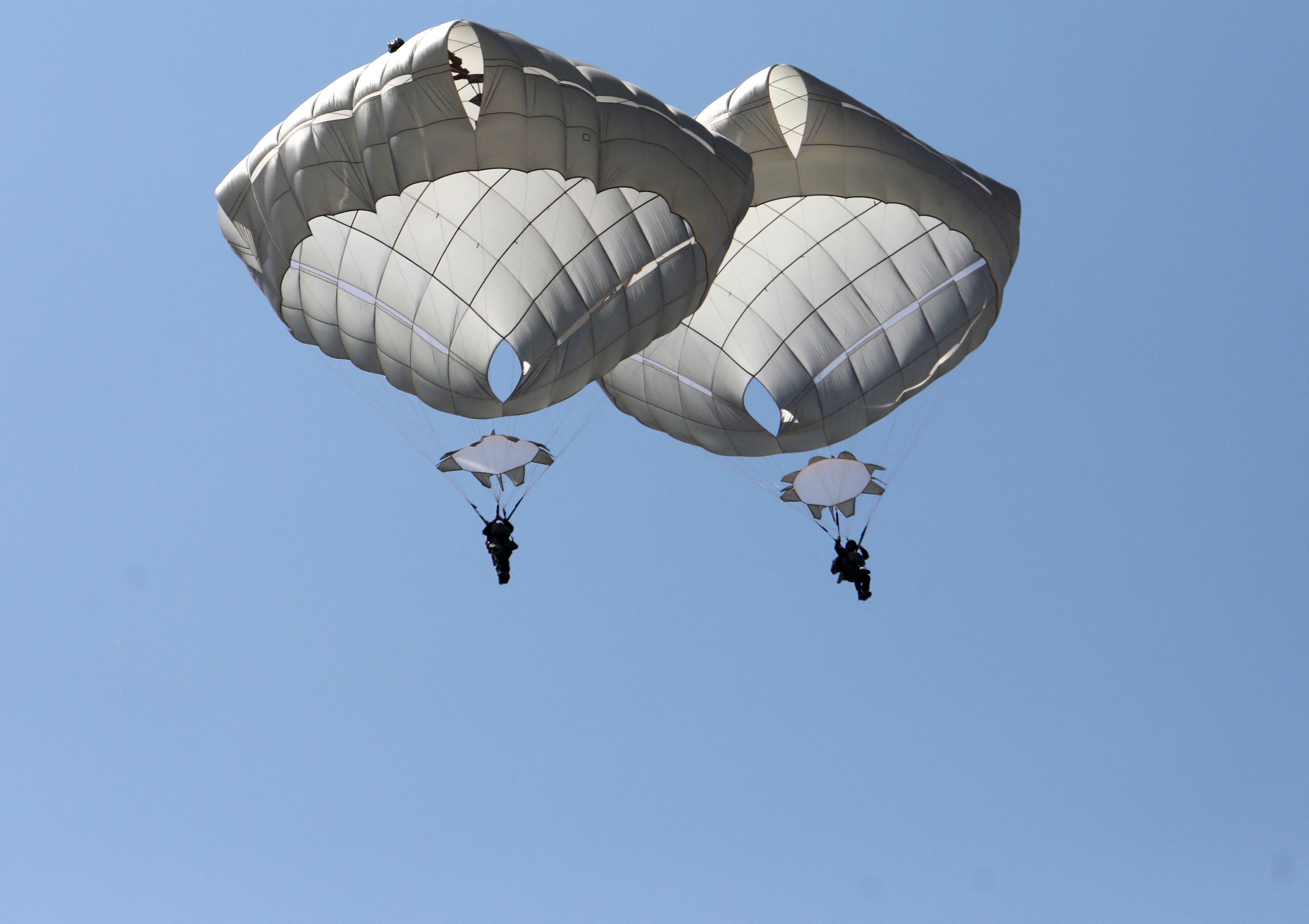 Si intrecciano i paracadute, muoiono precipitando da 50 metri