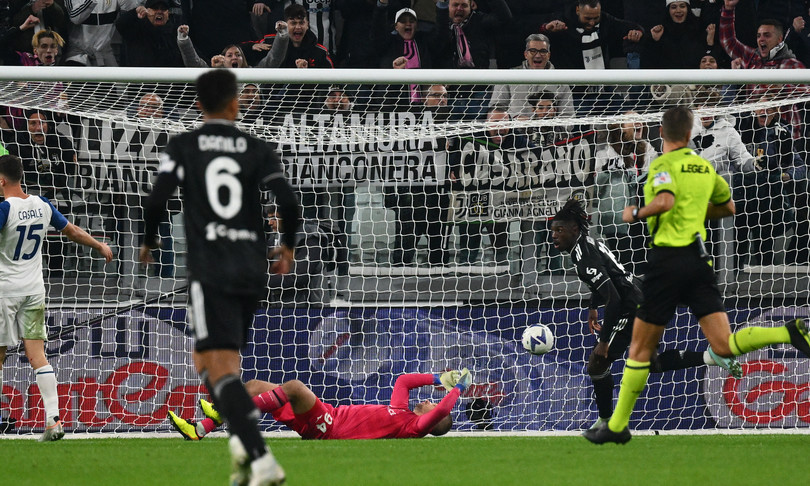 calcio juventus batte lazio ed e terza in classifica
