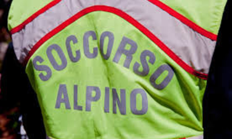 montagna precipita canalone morto escursionista