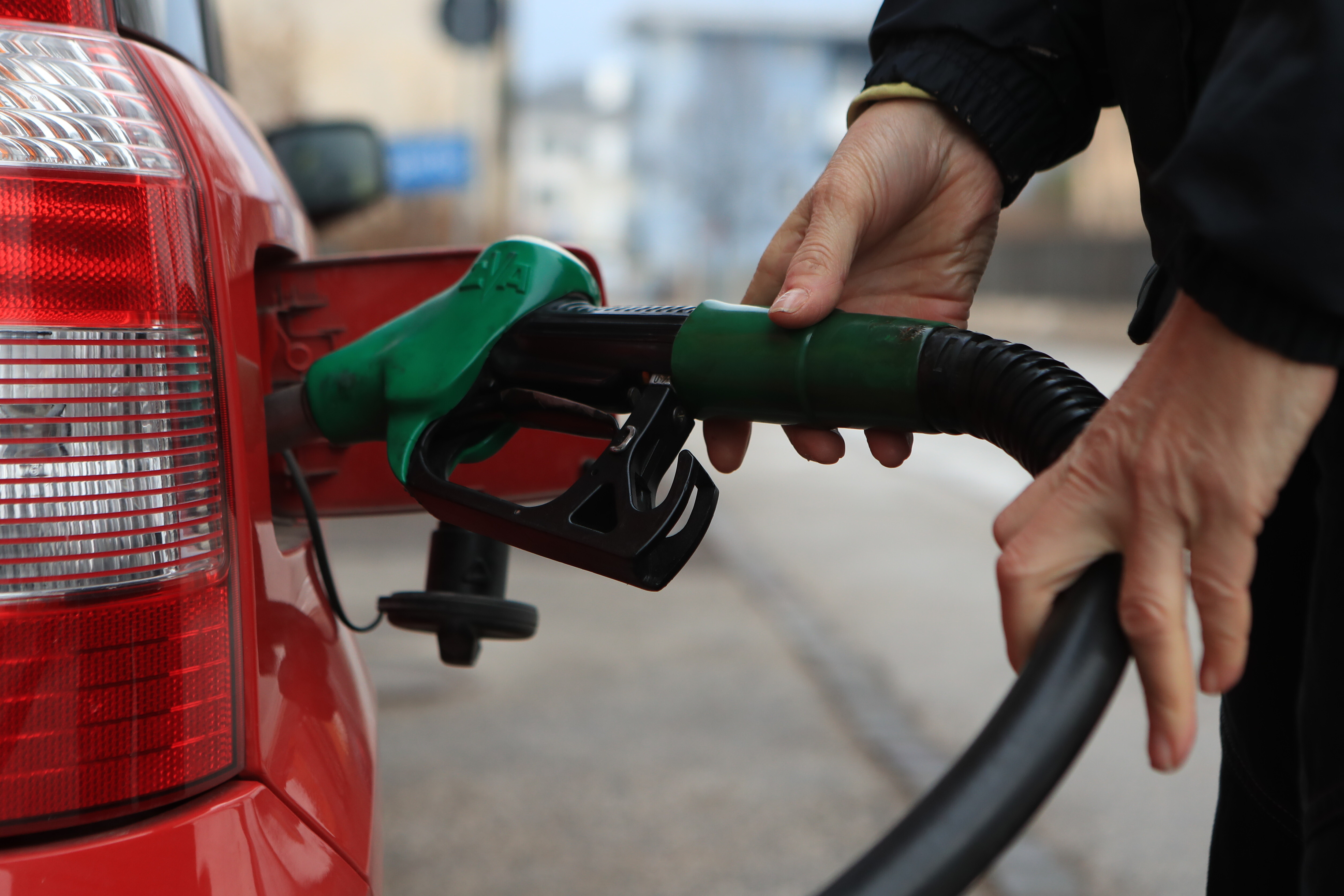 Quanto costano agli italiani i rincari di benzina, luce e gas