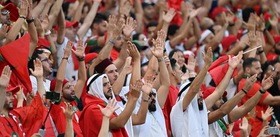 I cinesi non devono sapere che il mondo va allo stadio senza mascherina