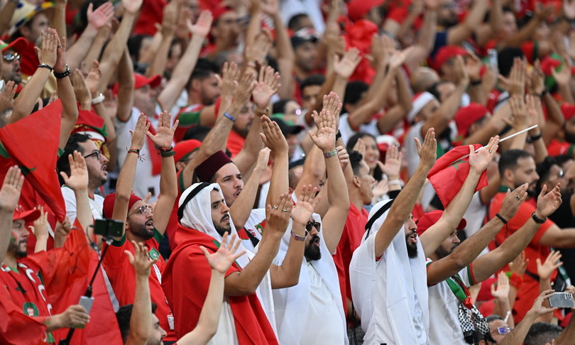 cinesi non devono sapere mondo va allo stadio senza mascherina