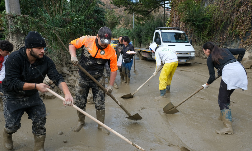 frana ischia corsa contro tempo individuare dispersi