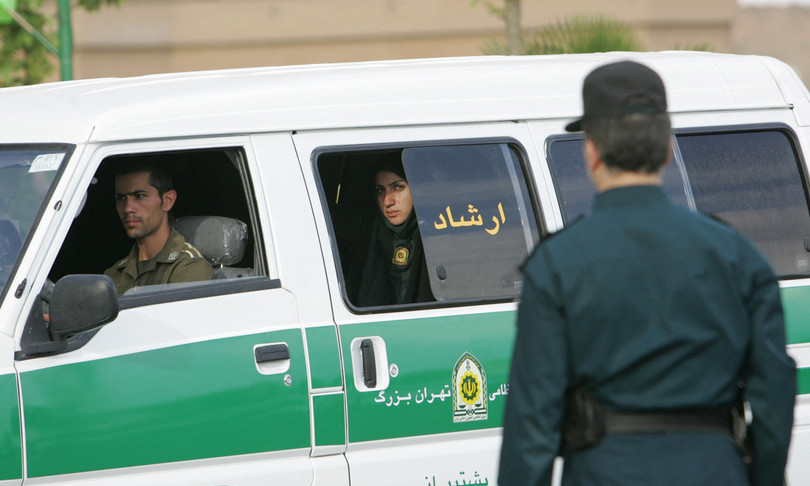 iran proteste polizia morale abolita