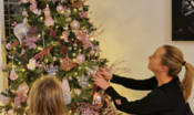 Meloni posta foto con l’albero di Natale e la figlia: "Buona Immacolata"
