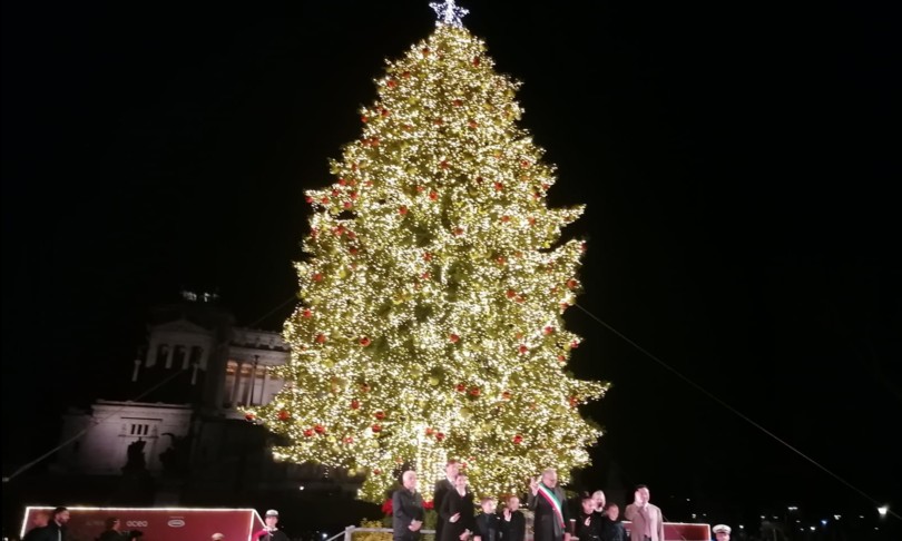 roma folla centro storico accensione albero natale