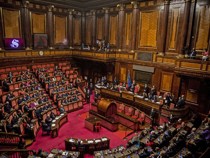 Il testo è stato approvato con 107 sì, due in meno di quelli incassati dal voto di fiducia sull'articolo 1. Giorgetti: "Missione compiuta". Dure reazioni dell'opposizione. Per l'M5s è "un pannicello caldo". Secondo i dem la maggioranza "vuole punire chi paga le tasse"