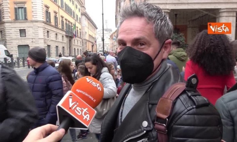Palazzo Madama imbrattato dagli ambientalisti, “Non serve a nulla” le