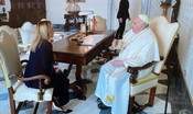 Meloni in udienza da Papa Francesco, con lei il compagno e la figlia Ginevra 