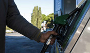 Mattarella firma il decreto carburanti. Multe fino a 6 mila euro per i distributori