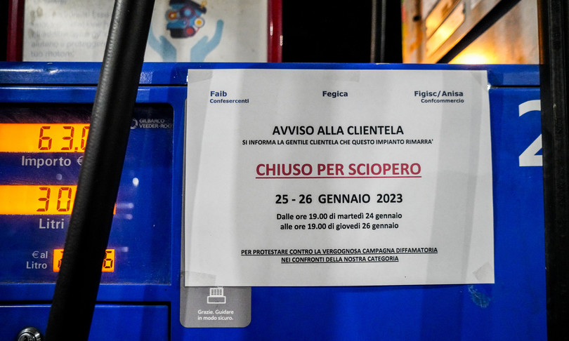 prosegue sciopero benzinai adesione 80 90 per cento