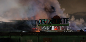 Un incendio devasta un centro commerciale alle porte di Roma