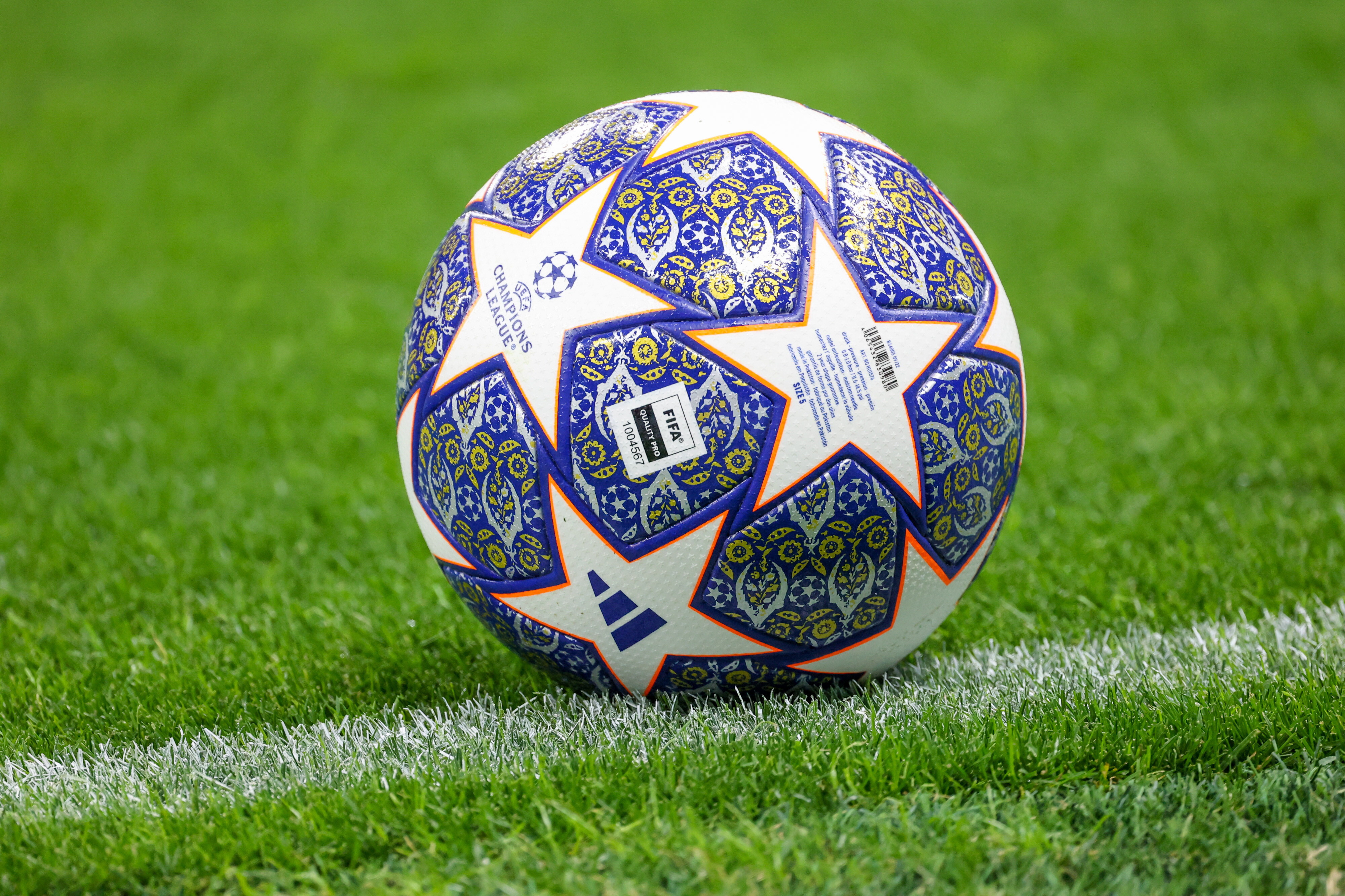 Champions: il Napoli si qualifica, sprint Milan-Roma, tracollo Juve