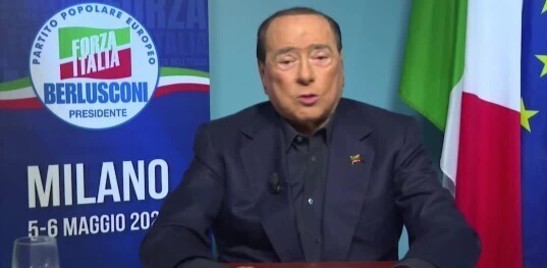 Berlusconi torna a parlare in pubblico