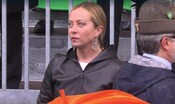 Meloni all’adunata degli Alpini. Poi vede Berlusconi