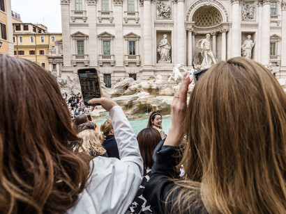 Dopo la contestazione a Roccella, Ultima Generazione imbratta la Fontana di Trevi [video]
