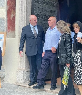 Chiesa gremita di persone per la cittadina russa morta assieme a un pensionato del Mossad e a due esponenti dell'Aise