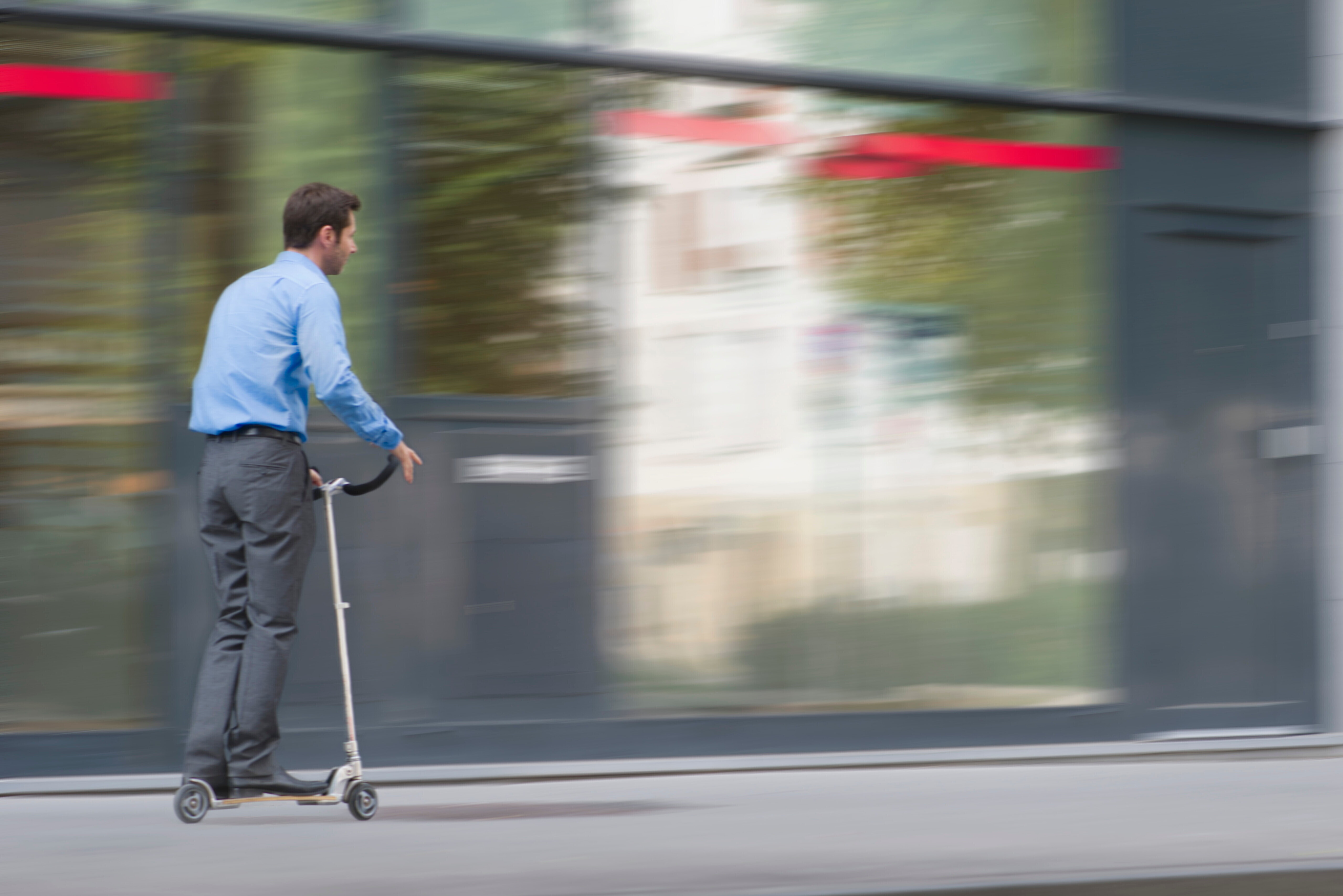 Targa e assicurazione obbligatori per i monopattini: da quando scatta e quanto costa